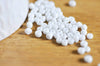 grosses perles rocaille blanc,fournitures bijoux, perle rocaille blanche, blanc irisé, lot 10g, fabrication bijoux,diamètre 4mm G3819