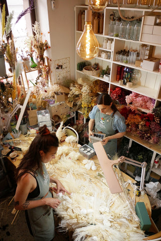 la creation des bouquets de mariage et des décorations en fleurs séchées