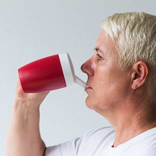Se Ergonomisk drikkekop med én hank og drikketud - 3 forskellige farver, Rød hos Seniorpleje