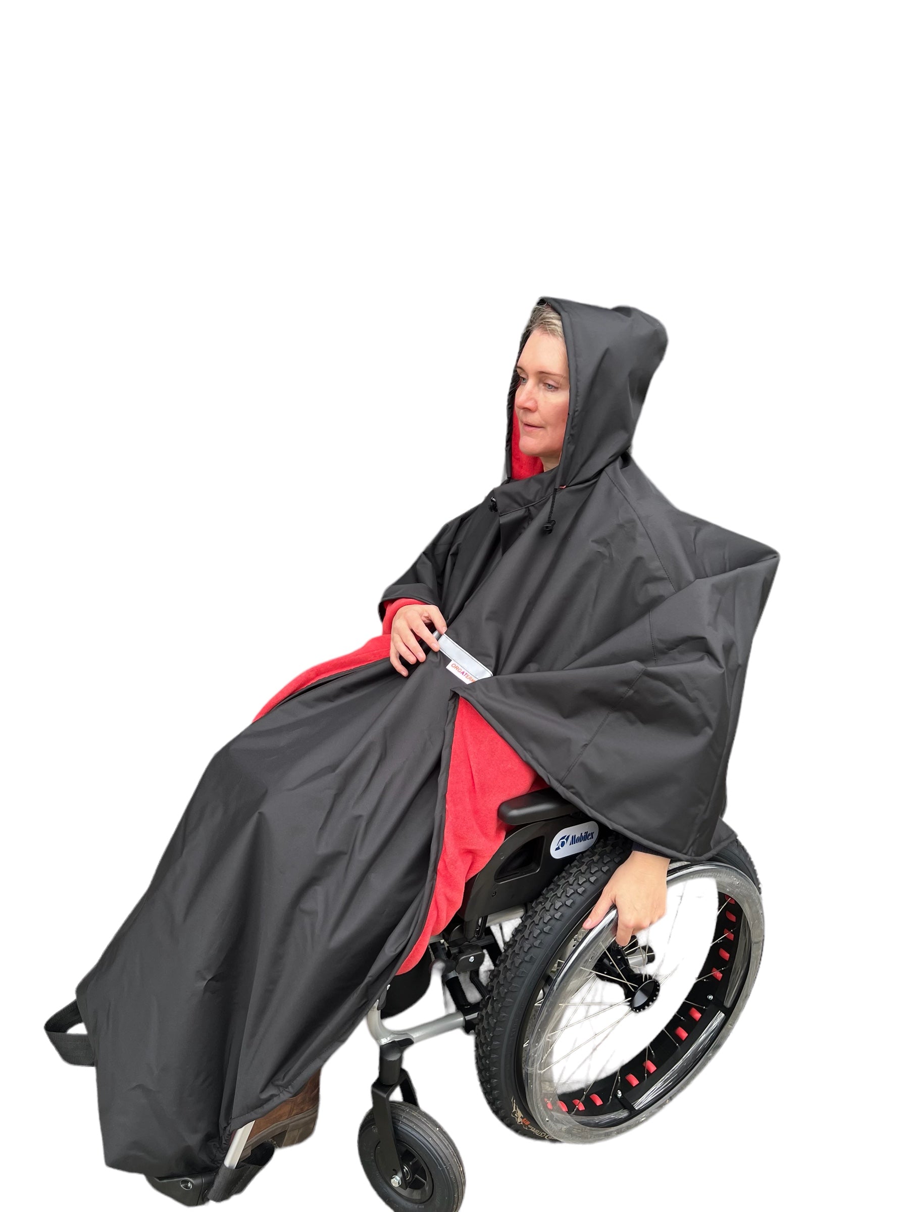 Se Vandtæt poncho med blød fleece til kørestolsbrugere - Beskyttelse mod regn og kulde - 3 str, SMALL /SIZE 3 (SORT/RØD) hos Seniorpleje