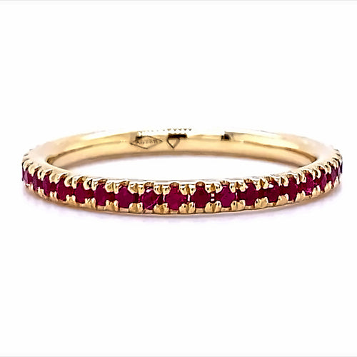 18 karaat geel gouden alliance eternity ring van 2.1 gram en 2 mm breed. Bezet met briljant geslepen robijnen met een totaalgewicht van 0.53 crt. Model: R 9808