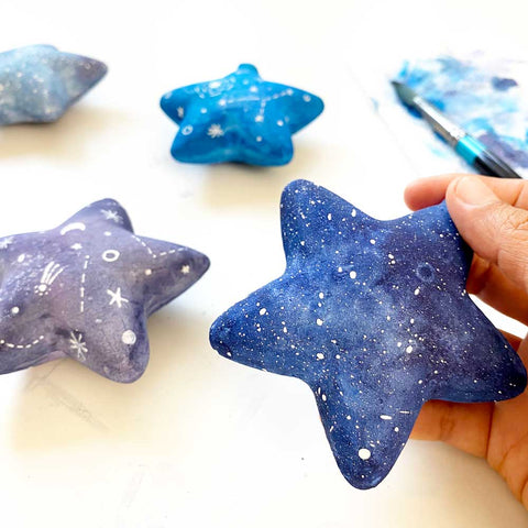 Painting star glass baubles with watercolor, galaxy texture. DIY Watercolor Christmas, Ingrid Sanchez | CreativeIngrid.
