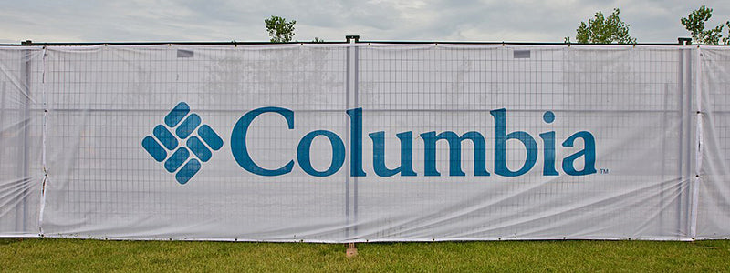 Bedruckter Meshbanner an einem Bauzaun im Freien