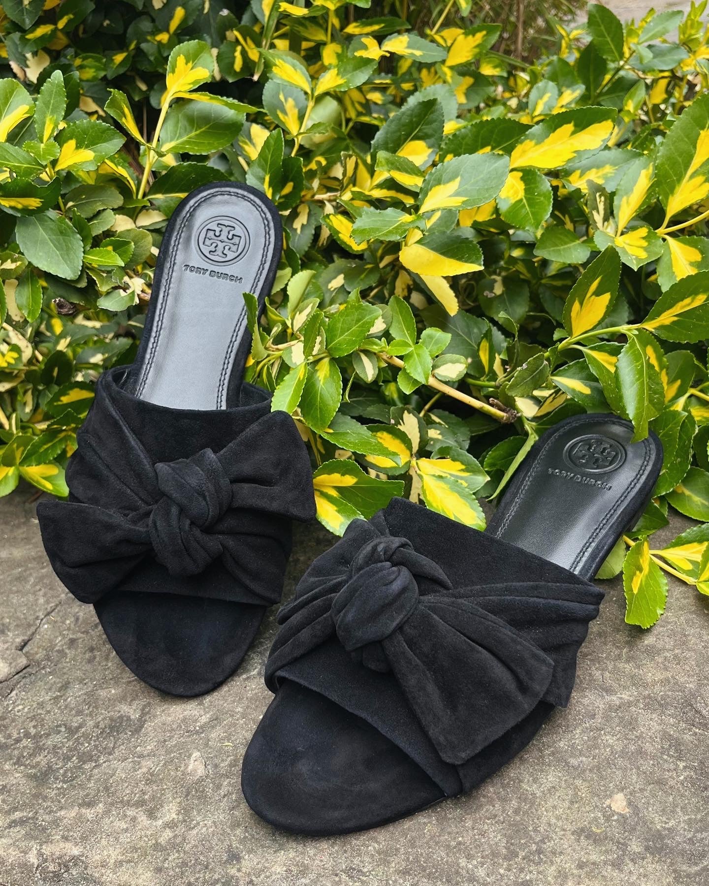 Tory Burch Suede Bow Sandals – Raks Thrift Avenue