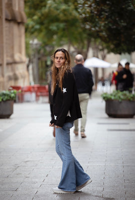 Street Style & Fashion Tips  Outfit con pantalon gris, Moda gris