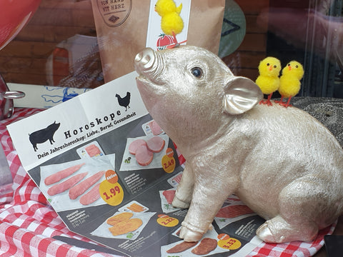 Schwein im Schaufenster von Senf Pauli