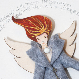 dettaglio del viso dell'ANGELO delle DATE IMPORTANTI, angelo in legno di pioppo finemente decorato a mano con colori acrili e polvere dorata, abito in mussolina di seta e feltro