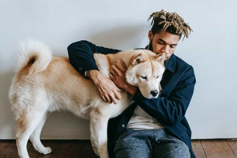 Kind man attracting women by being kind to animals