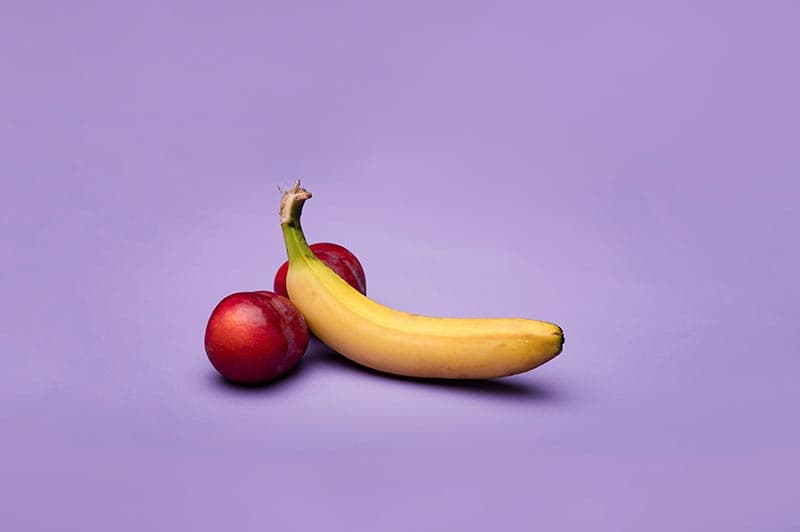 banana and apples representing male genital area