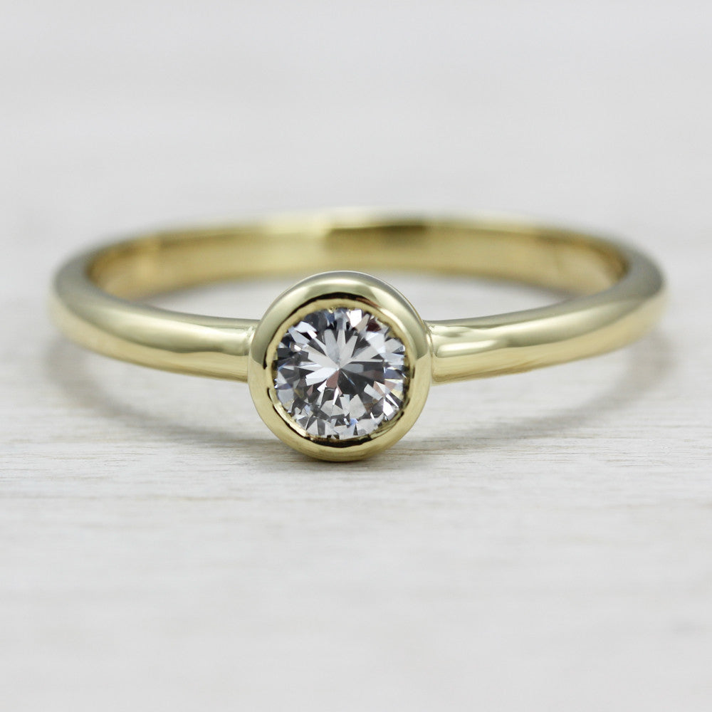 Diamond Solitaire in 18k Yellow Gold – Aide-mémoire Jewelry
