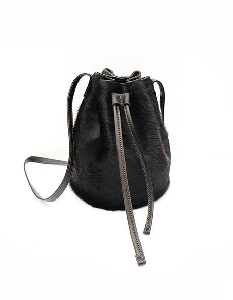 Small bucket bag in pebbled patent leather