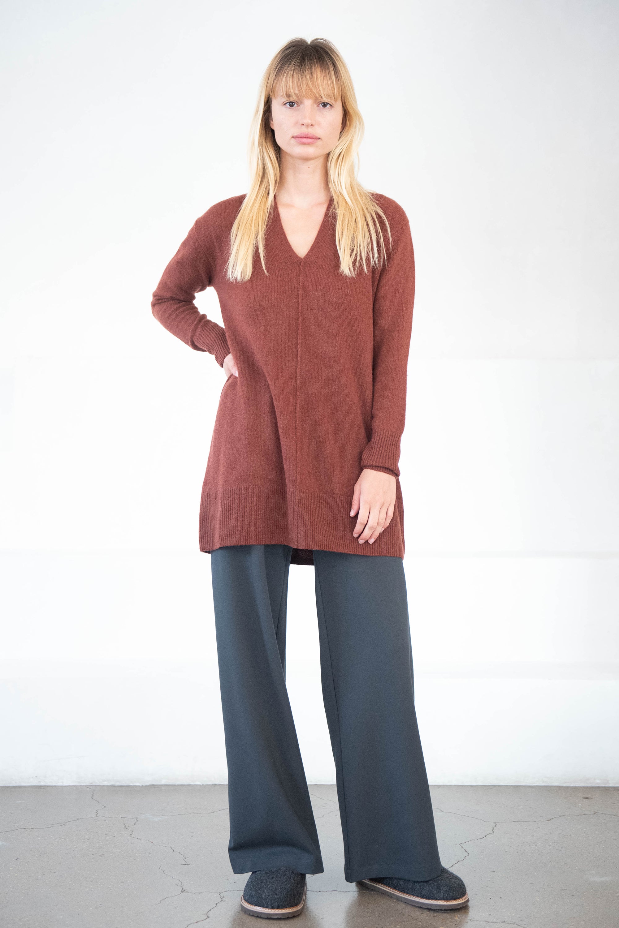 SEAMED V-NECK SWEATER, currant