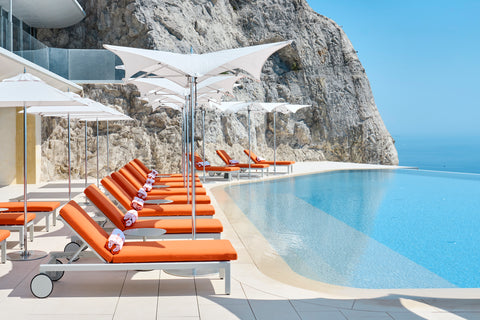 Bain de soleil à la piscine du Maybourne Riviera Côte d'Azur