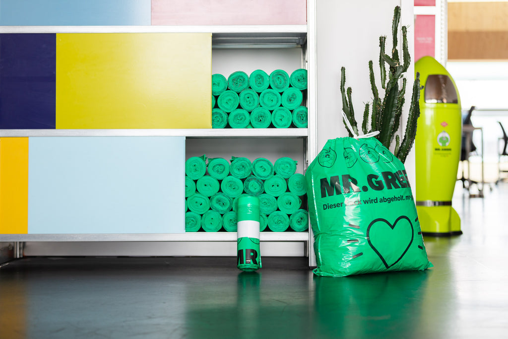 Ein Schrank voller Green Bags - den Recyclingsäcken von Mr. Green