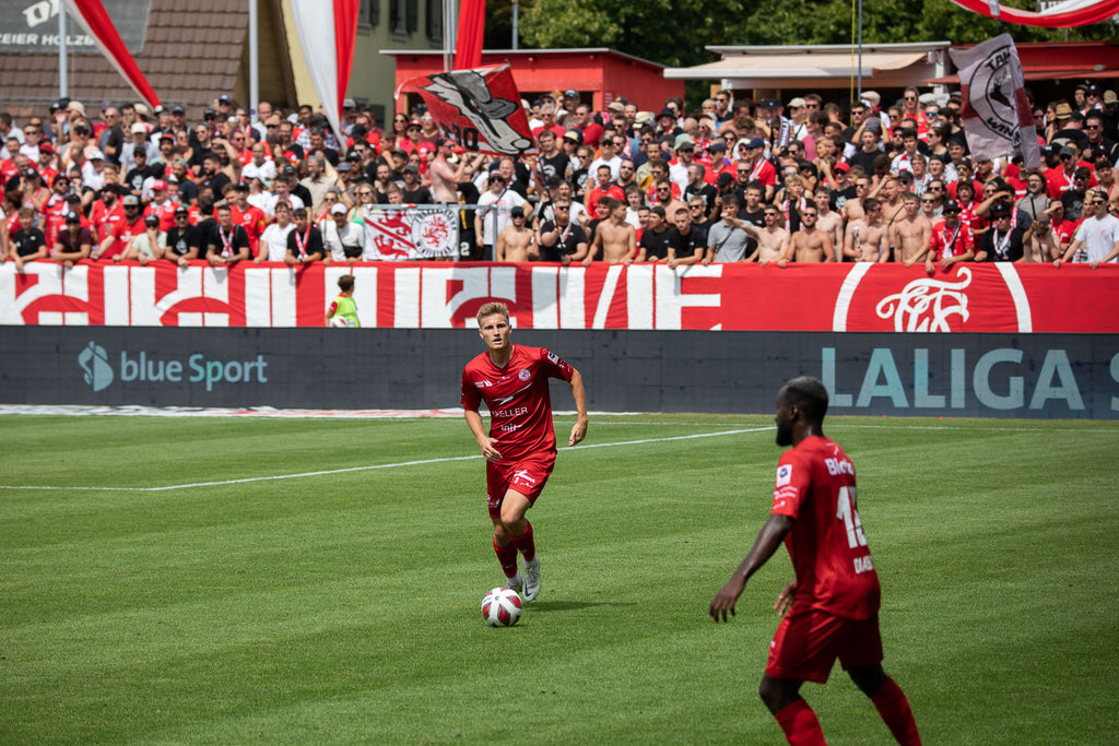 Fußballspieler des FC Winterthur dribbelt den Ball.