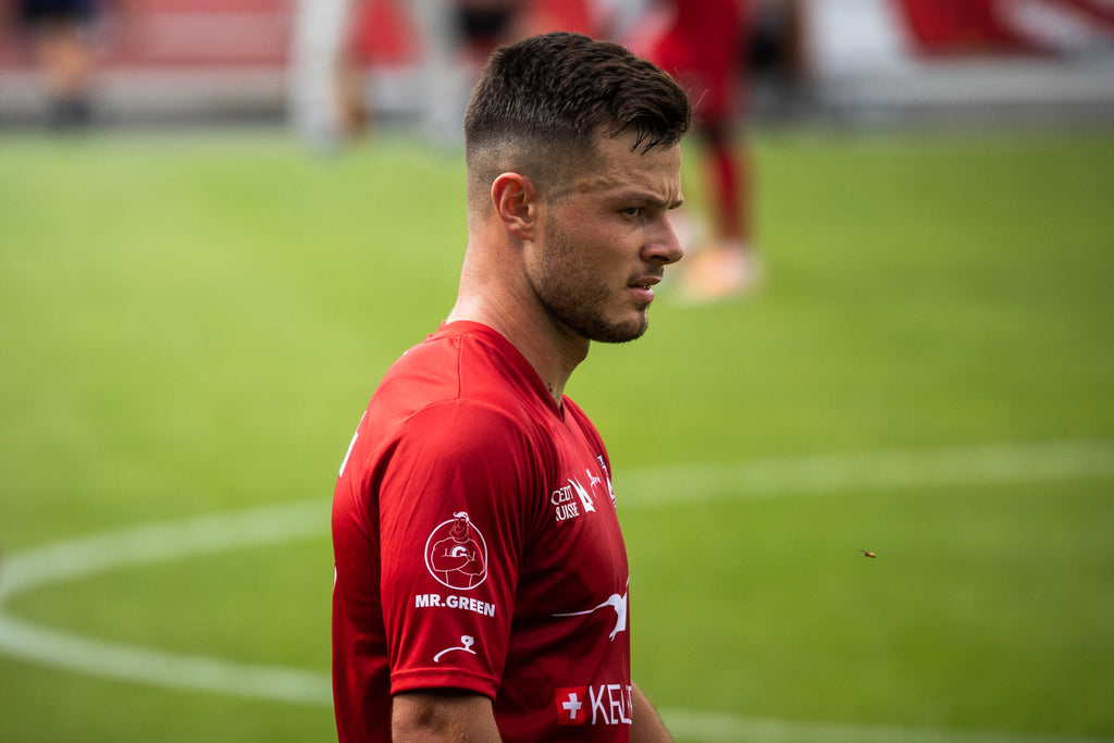 Spieler des FC Winterthur mit Mr. Green Logo auf dem Trikot