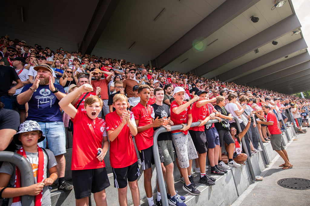 Fankurve des FC Winterthur: junge Fans jubeln