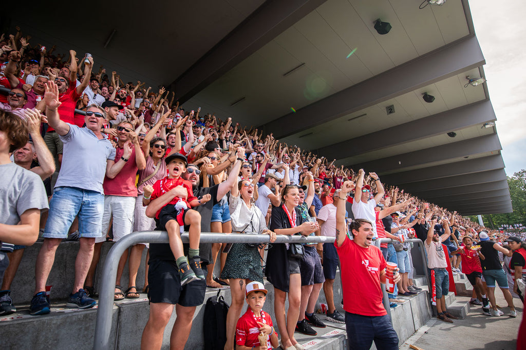 Fans des FC Winterthur in der Kurve im Stadion Schützenwiese jubeln