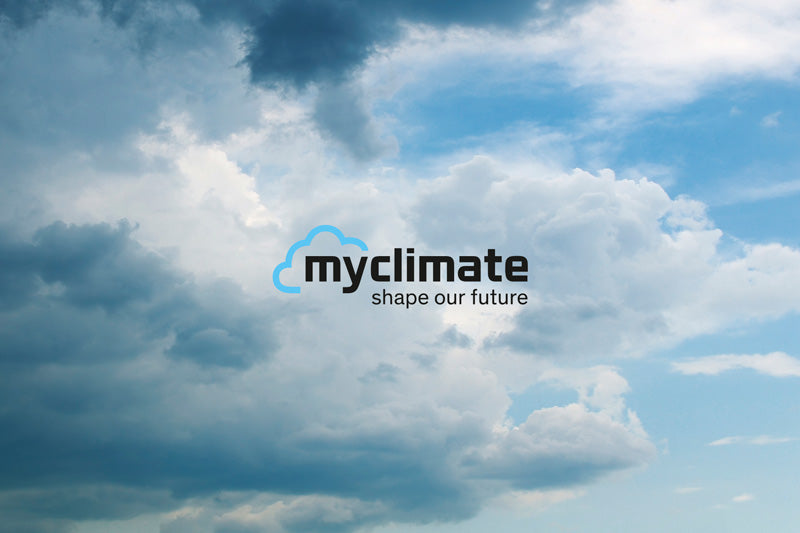 Das myclimate-Logo vor einem Wolkenhintergrund