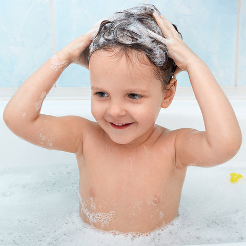 Babys die Haare waschen - vorsichtig mit Shampoo