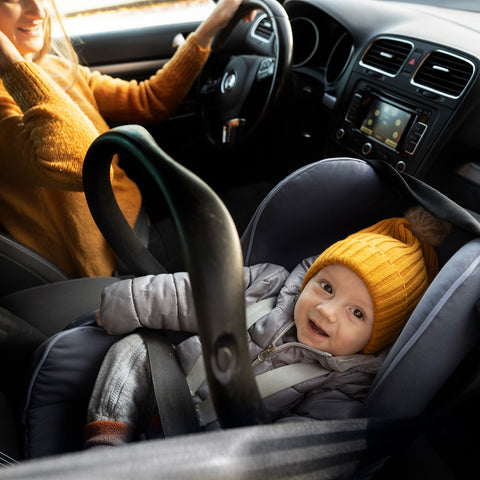 Sicher mit Baby im Auto: Tipps für Eltern