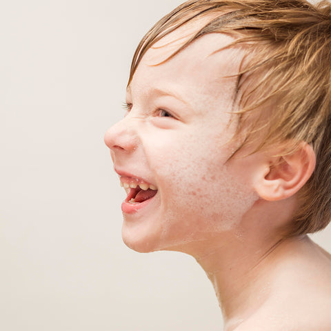 Babys und Kinder baden und richtig waschen bei trockener haut