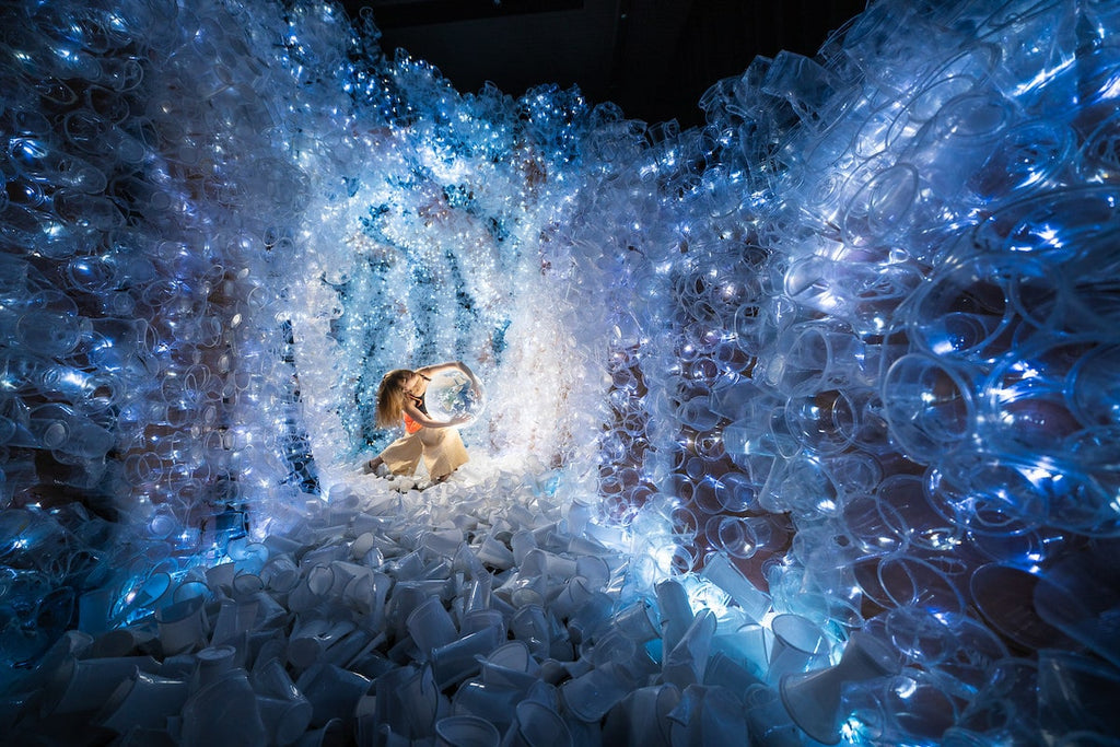 Installation art : Caverne de Cristal réalisée à Partir De 18 000 gobelets en plastique
