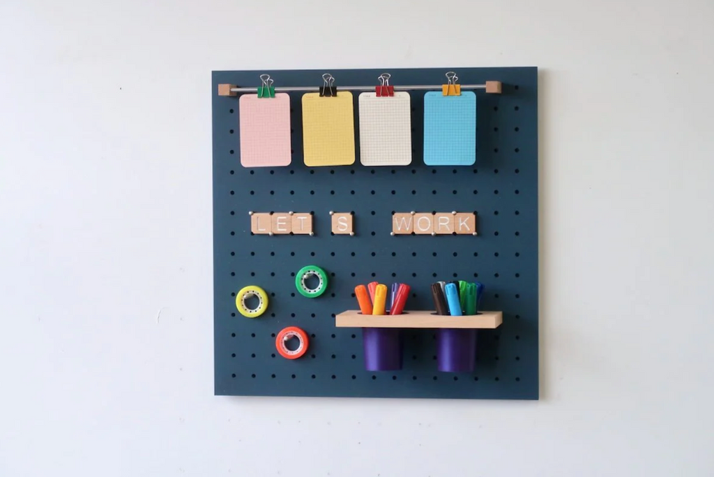 Pegboard avec pot à crayons 