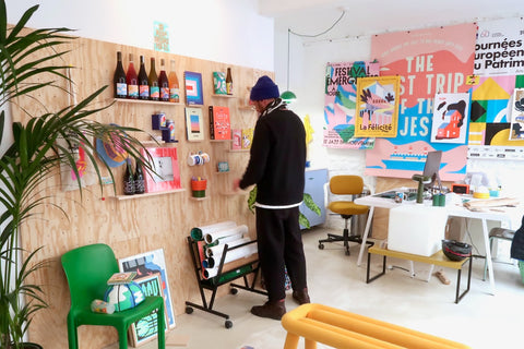 Un atelier avec un Pegboard fabriqué à Paris, France