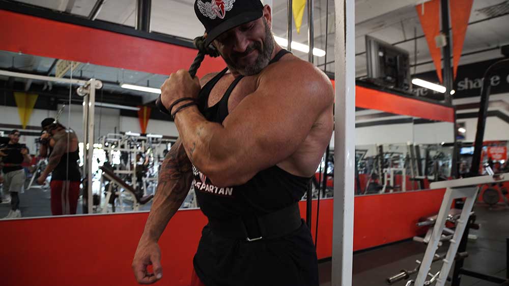 Single arm rope extensions for triceps