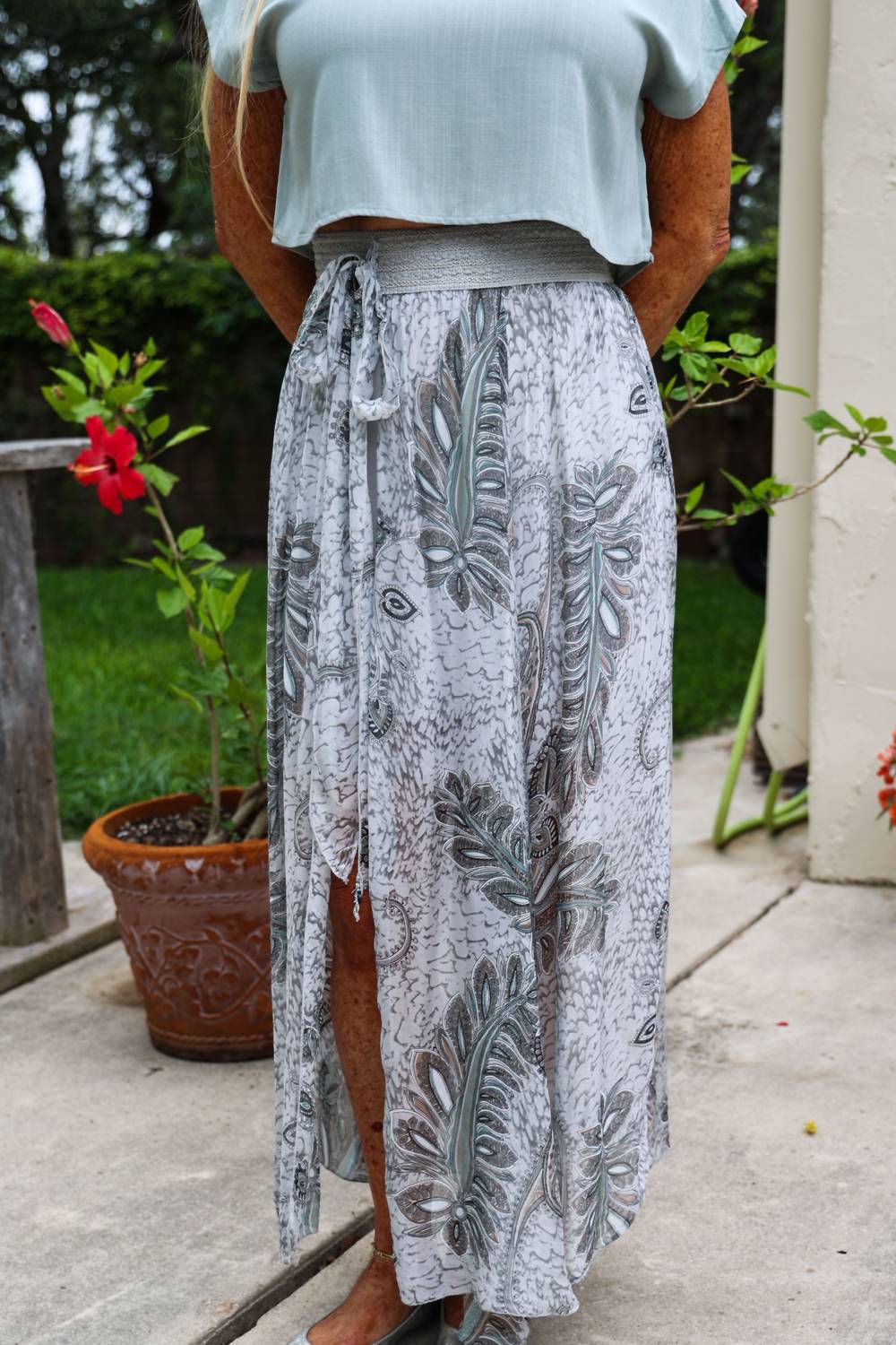 Shop Look Mode Usa Palm Leaf Print Long Skirt In Light Grey In Silver