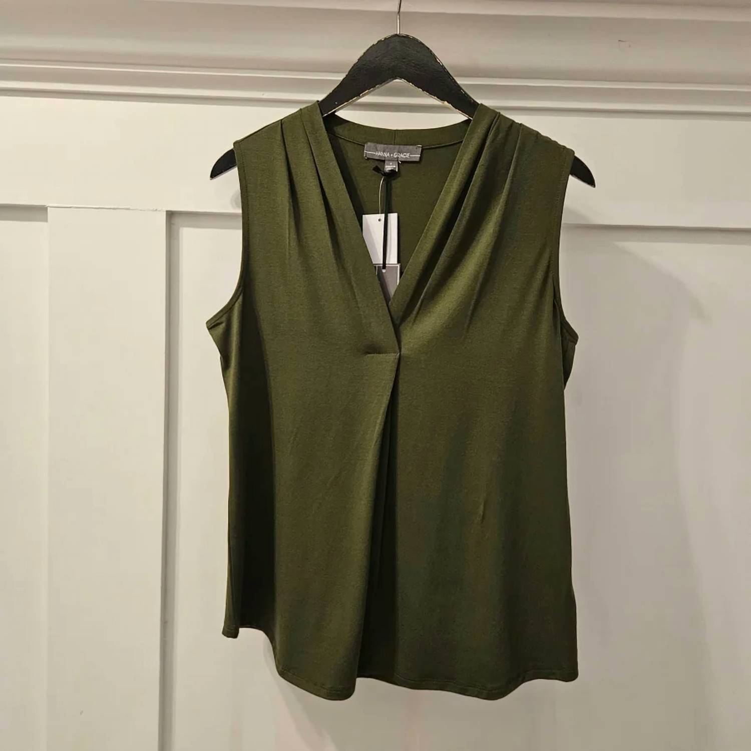 Hannah & Gracie Sleeveless Top In Oregano In Green