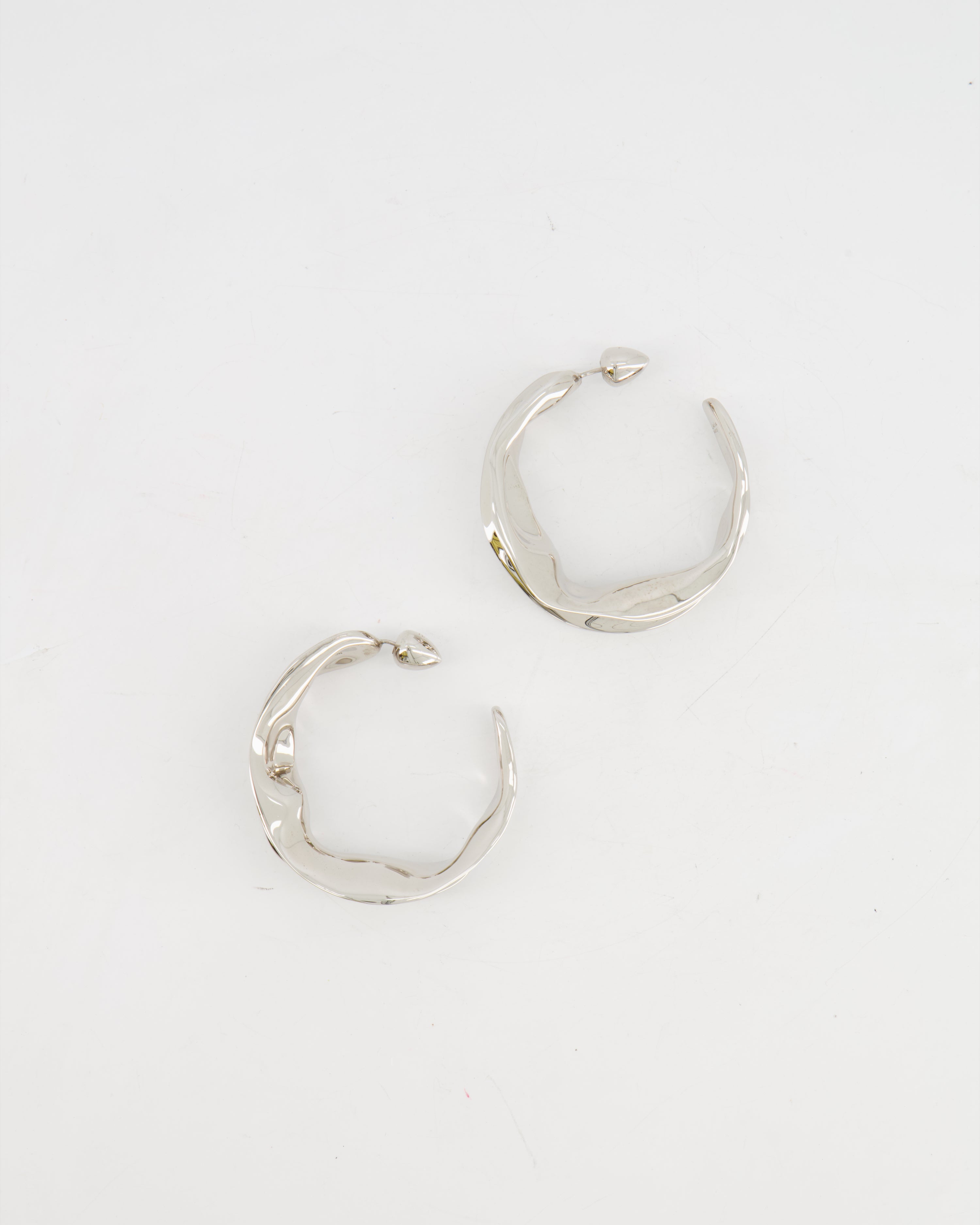 Alaïa Alaia Fluide Drop Hoop Earrings In Silver In Grey