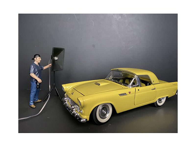 American Diorama Weekend Car Show Figurine V For 1/24 Scale Models By  In Animal Print