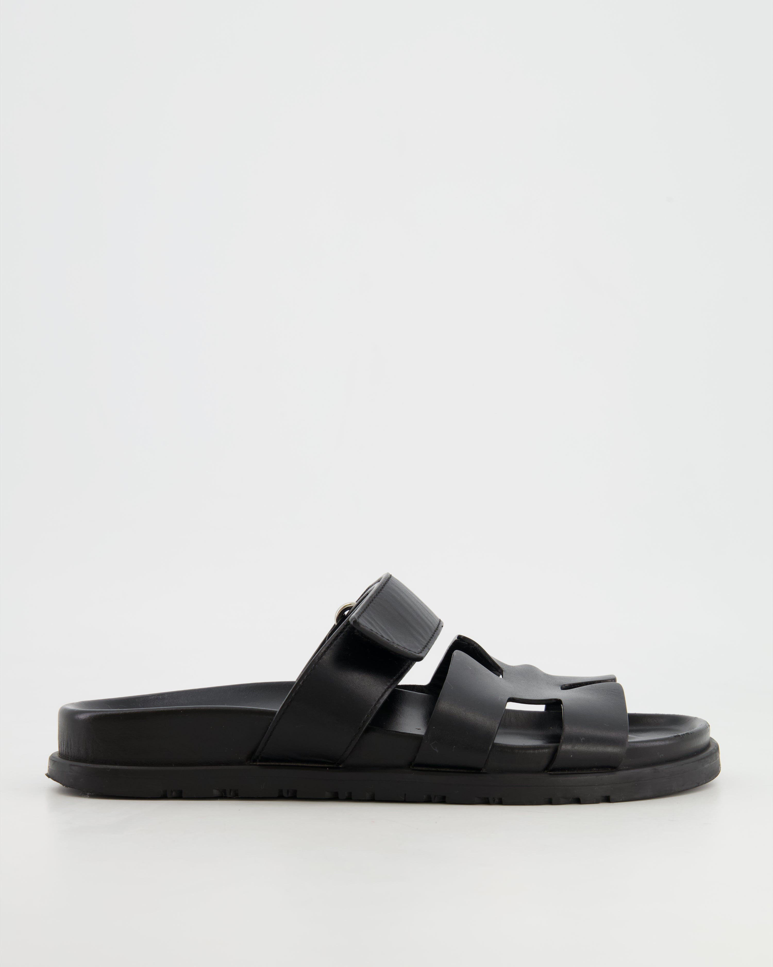 Hermes Hermès Chypre Sandals In Calfskin Leather In Black