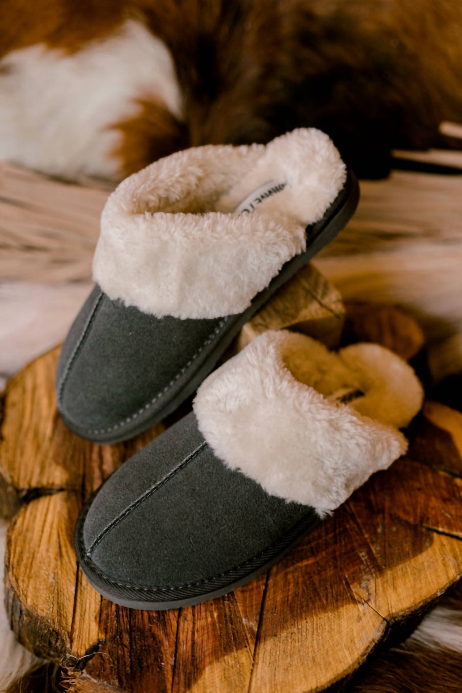 MINNETONKA Women'S Chesney Slide Slipper in Charcoal