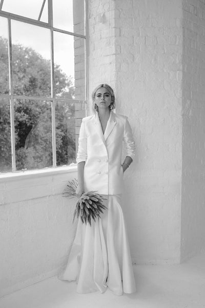 Estilo de novia minimalista - novias - blazer y faldones para novias - zapatos para novias planos 