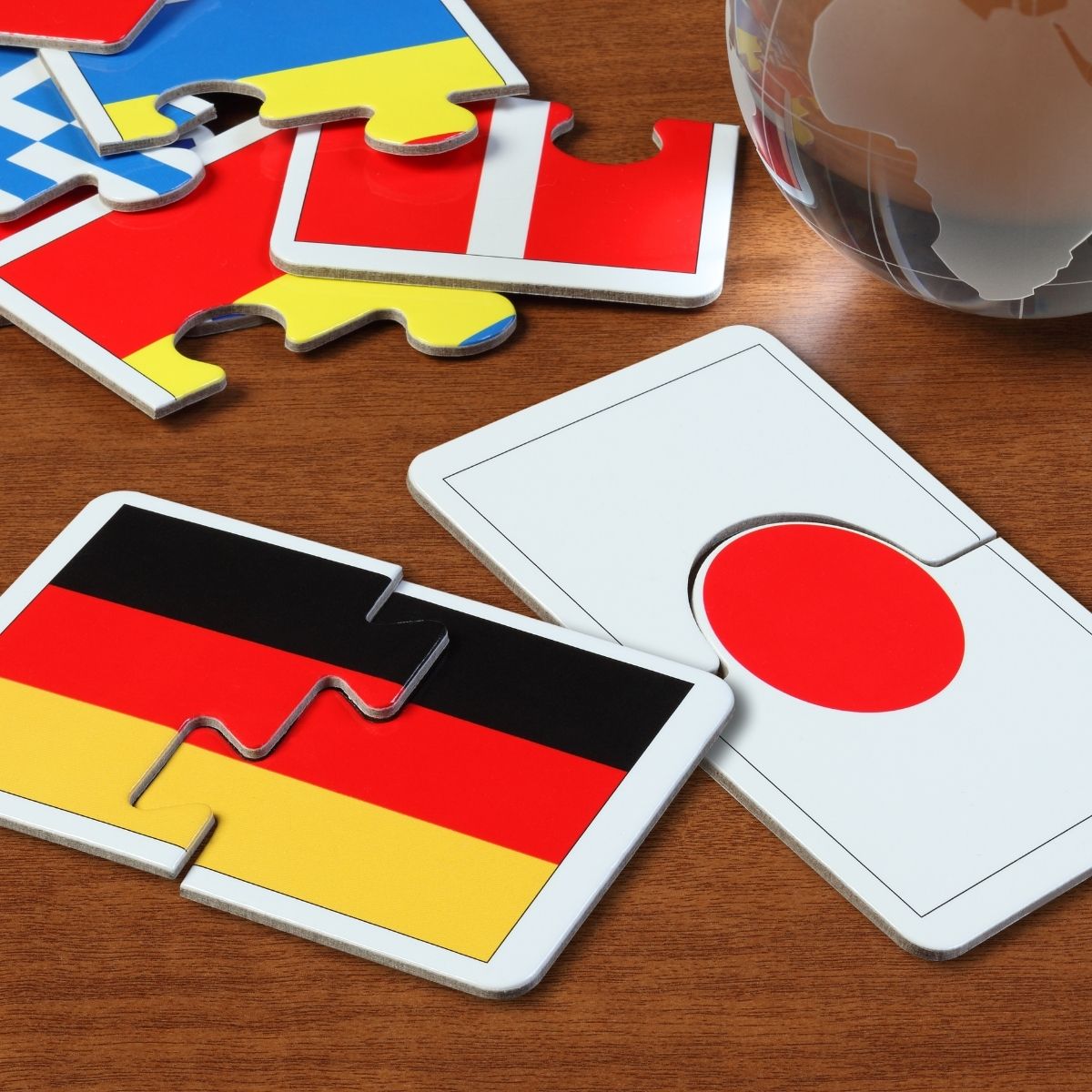 Les marques de ciseaux japonaises et allemandes sur une table de salon