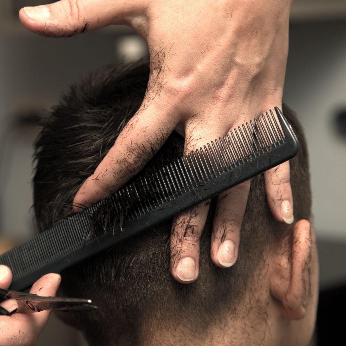 Cutting men's hair at home with scissors