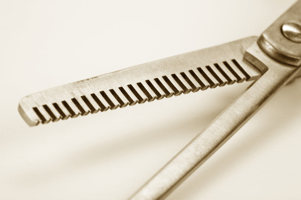 Teeth on a pair of thinning scissors