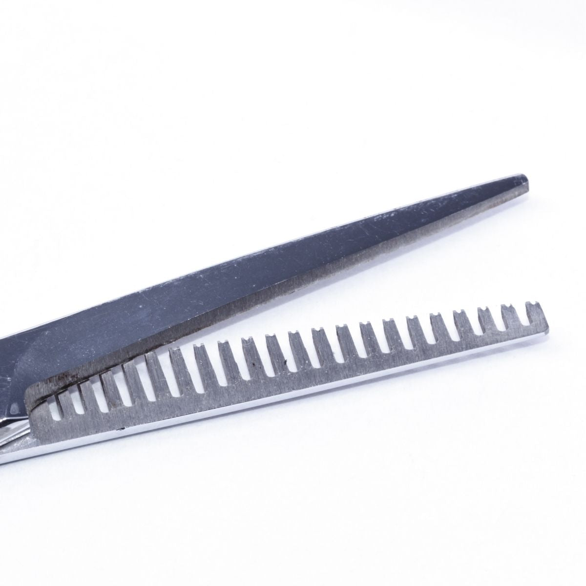 Hair thinning shears blade close-up where you can see the individual teeth that things out hair