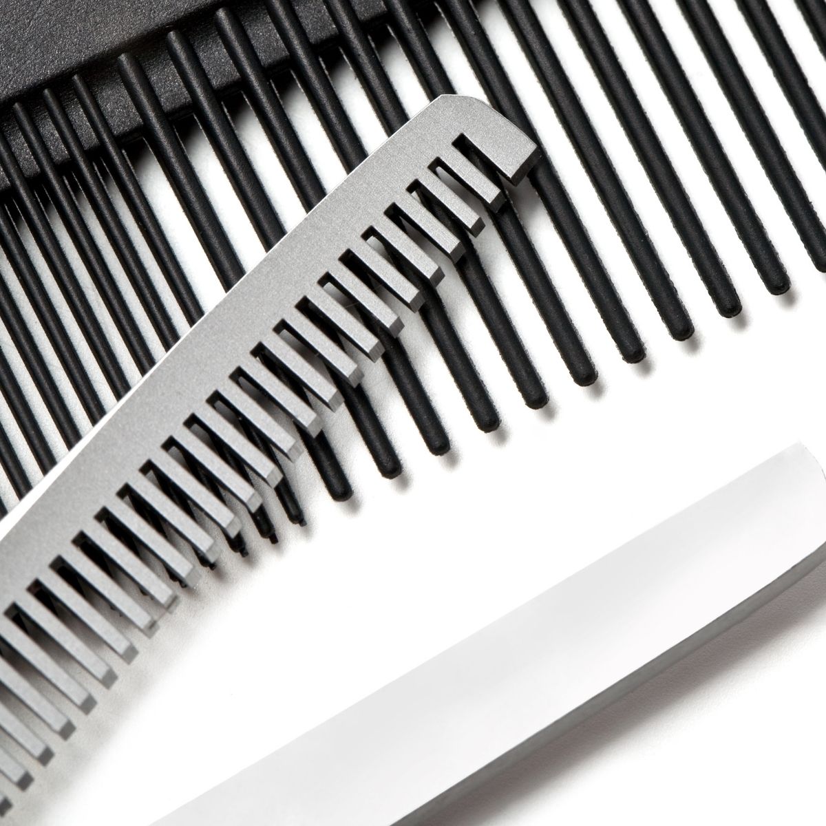 Les différents ciseaux de texturation des cheveux utilisés par les coiffeurs