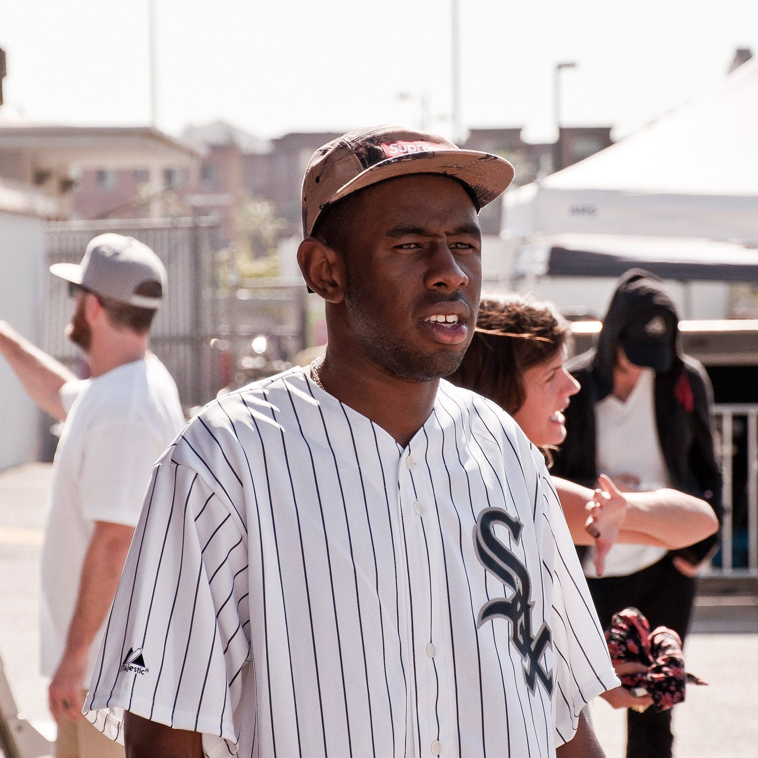Tyler, the Creator (Tyler Gregory Okonma) bär en Supreme snapback-keps