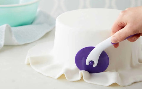 How to Cover a Cake with Fondant