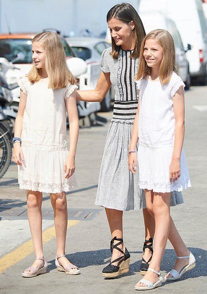 La reina Letizia y sus hijas con alpargatas