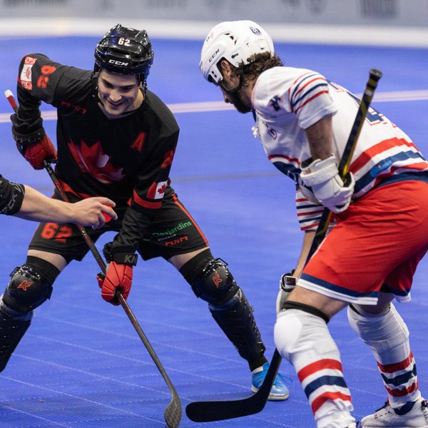 Joueurs de dek hockey lors d'un début de match