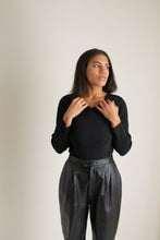 Load image into Gallery viewer, Vintage black cotton ribbed v neck sweater // S (1512)
