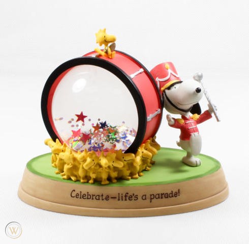 PEANUTS MAKE SPACE FOR FRIENDS ASTRONAUT SNOOPY SNOW GLOBE