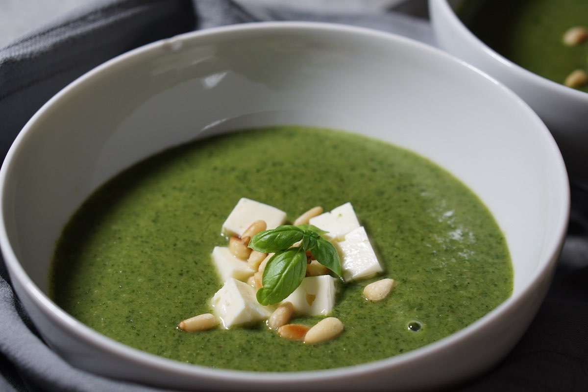 Brokkolisuppe in der Schüssel