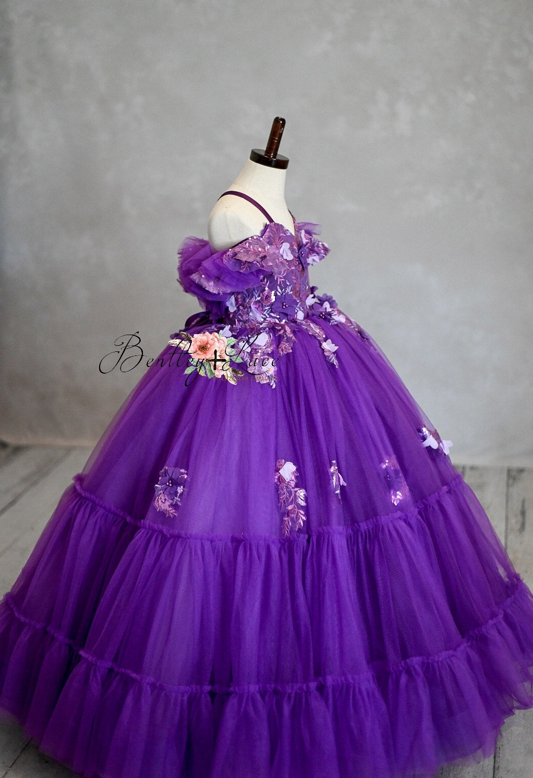  Dreamy Dresses Princess Ball Gowns: Enchanted Elegant Coloring  Book for Adults & Teens: 9798863941714: Creations, PHF: Books